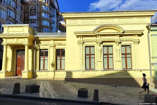 Если у вас есть лишние деньги то в Ростове вновь выставили на продажу дом Врангеля Дом Врангеля в котором после реставрации хотели открыть музей выставили на продажу Собственник хочет получить за него 57 млн рублей Объявление о продаже старинного особняка появилось на сайте по продаже недвижимости Здание прошло полную реконструкцию в том числе была заменена кровля и отреставрирован фасад Подключены все коммуникации Дом Врангеля был построен еще в конце XIX века Он входит в число памятников архитектуры Интересно что года два назад дом продавали за 35 млн рублей enter rostov