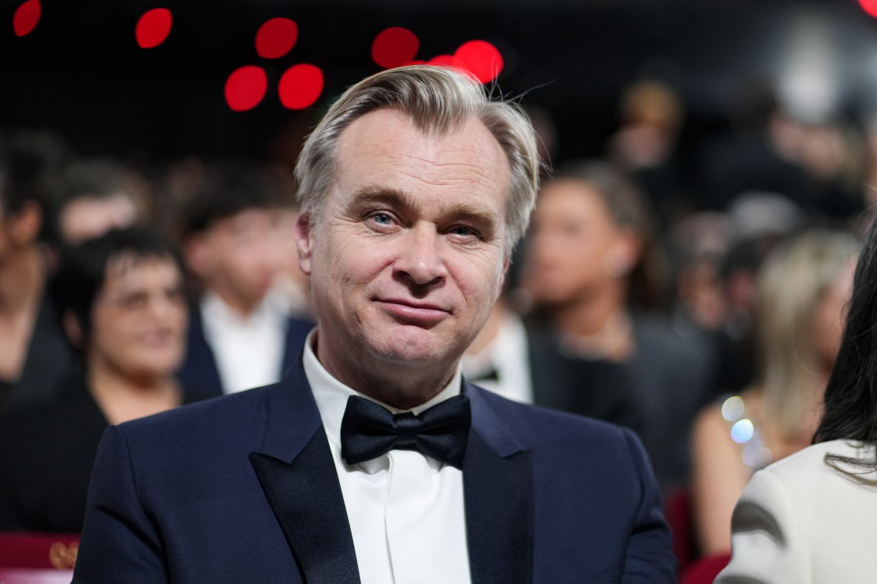 Кристофера Нолана избрали президентом Гильдии режиссеров Америки Он заменил на этой должности Лесли Линку Глаттер которая занимала ее с 2021 года Нолан входит в состав Гильдии режиссеров Америки с 2001 года а в 2015 м он стал членом национального совета профсоюза Помимо прочего кинематографист возглавляет комитет по регулированию ИИ в киноиндустрии Фото Getty Images Кинопоиск Новости