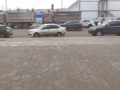 Метрострой Сибири бастует в Красноярске водители самосвалов компании АнгараСтрой субподрядчика строительства метро устроили забастовку у здания краевого правительства перекрыв въезд на стройплощадку из за задержек зарплаты с августа Они возлагают вину на своего основного подрядчика Бамтоннельстрой который по их словам не переводит деньги Заказчик краевой Центр транспортной логистики утверждает что полностью исполняет обязательства перед генподрядчиком Моспроект 3 и называет проблему внутренним вопросом между остальными подрядчиками руководство Бамтоннельстроя ссылается на отсутствие проектной документации мешающей проведению и оплате работ в то время как водители уже получившие штрафы от ДПС за акцию требуют погашения долга который по данным на середину декабря составлял уже около 45 миллионов рублей Монолит