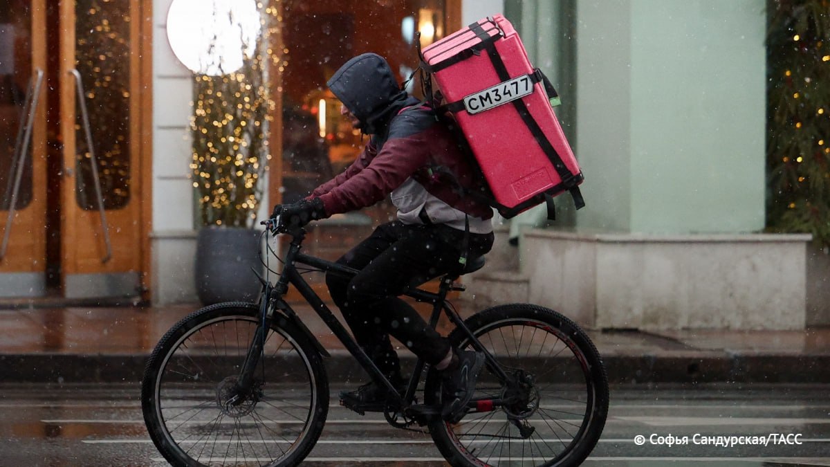 Курьеры официально в премьере по зарплатам За год средняя зарплата курьеров в России выросла на 26 и сейчас составляет около 146 тысяч рублей в месяц такие данные привели аналитики рынка труда Доставка окончательно превратилась из подработки для студентов в один из самых высокооплачиваемых массовых сервисных видов занятости Электронная коммерция привычка заказывать вообще всё от еды до бытовой мелочи и хронический дефицит кадров сделали курьера тем кого работодатели уже вынуждены уговаривать рублём Парадокс эпохи диплом есть у миллионов а рыночная стоимость времени зачастую выше у того кто быстро и без лишних вопросов довезёт пакет до двери