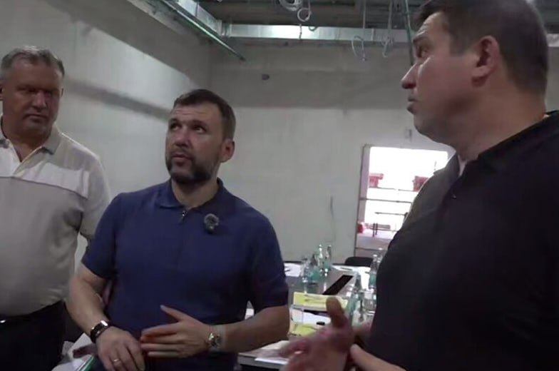 Молодежный центр в Донецке будет готов к открытию 20 декабря «Уже на 57 процентов готов Молодежный центр в Донецке. Финальные работы завершатся к 20 декабря текущего года», – пообещал в своем телеграм-канале глава ДНР Денис Пушилин. Сейчас на объекте работают 425 человек, они обустраивают фасад и прокладывают коммуникации. По проекту, данный молодежный центр будет самым большим подобным учреждением в России, пишет Донецкое агентство новостей. Он сможет одновременно принимать 1400 человек. Южная служба новостей