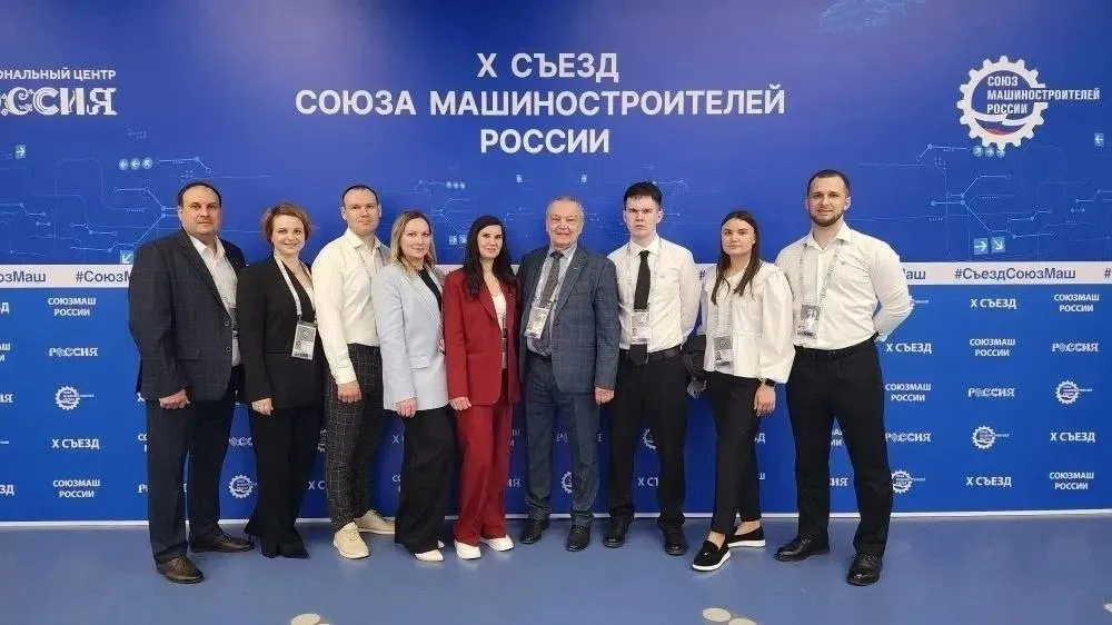 14 мая в Москве в Национальном центре Россия состоялся X съезд Союза машиностроителей России Тамбовскую область на главном отраслевом событии года представила делегация от предприятий и организаций входящих в состав регионального отделения Союза Делегацию от нашей области возглавил председатель Тамбовского регионального отделения СоюзМаш России Игорь Савков Он сообщил что участие в работе съезда машиностроителей стало для тамбовских предприятий возможностью сверить собственные задачи с общероссийской стратегией Промышленный потенциал региона опирающийся на солидную научную базу и эффективные предприятия позволяет нам вносить реальный вклад в развитие отрасли Наша главная цель на съезде представить наработки тамбовских предприятий перенять успешные практики коллег и совместно выстроить единый вектор технологического развития отметил Игорь Савков Фото Тамбовское РО СоюзМаш России Наши новости в МАКС