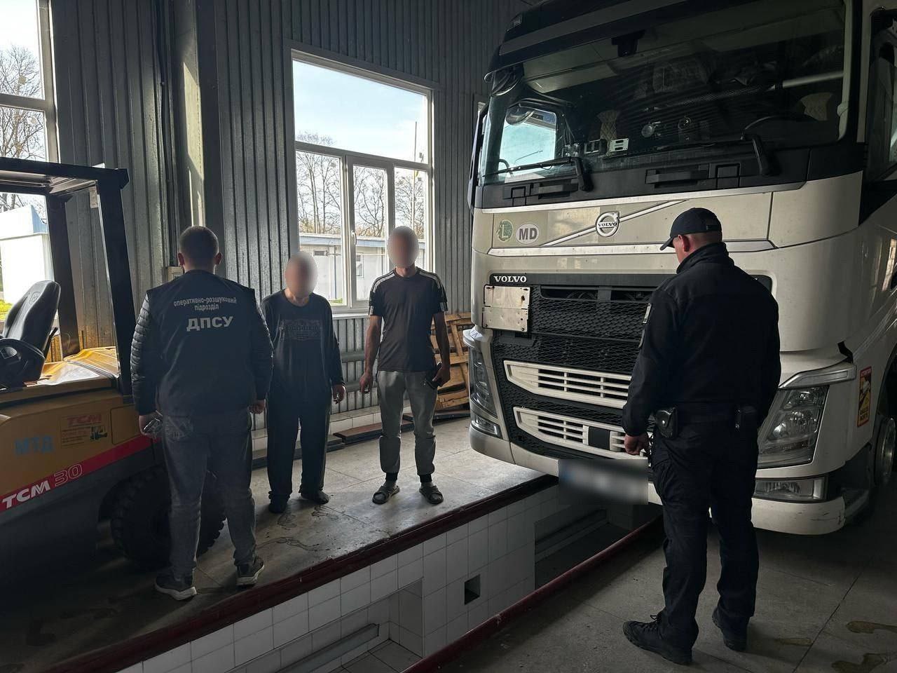 Житель Одесской области предпринял попытку покинуть страну, спрятавшись в цистерне с маслом — он был прикреплён к ней с помощью страховочных ремней.