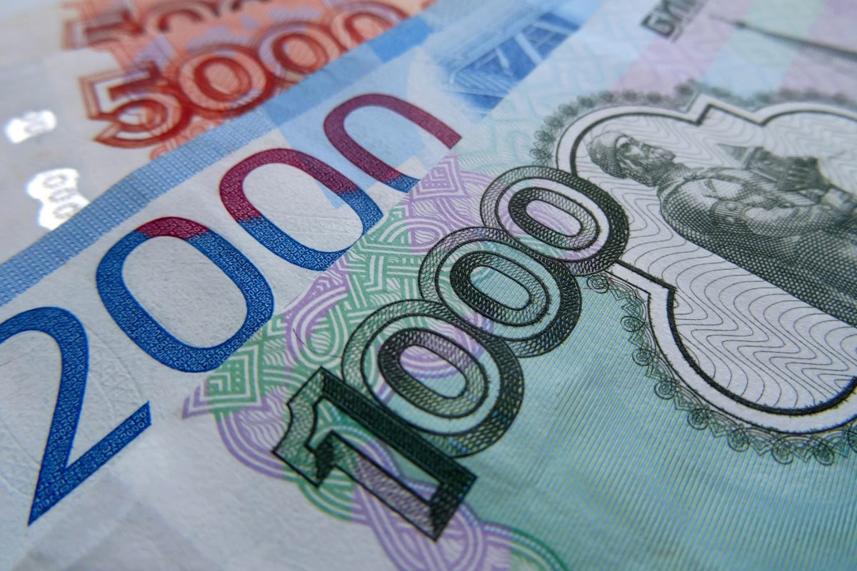 В Вологодской области единогласно приняли поправки в бюджет на 2025 год Деньги пойдут на соцподдержку, дороги и экологию. Решение принято накануне на внеочередном заседании областного парламента. 300 млн рублей — на строительство дома для престарелых и инвалидов в селе Молочное и ремонт Вогнемского дома соцобслуживания в Кирилловском округе. 490 млн рублей — на компенсацию коммунальных платежей льготникам. 1 млрд рублей — муниципалитетам на решение важных социальных вопросов. 470 млн рублей — на жилье для детей-сирот включая сертификаты на квартиры . 400 млн рублей — на ремонт дорог, включая участок трассы Череповец – Белозерск – Липин Бор в Вашкинском округе. 450 млн рублей — на строительство театра для детей и молодежи в Череповце. 425 млн рублей — на комплекс по переработке отходов в Великоустюгском округе. 400 млн рублей — на поддержку молочных ферм. 170 млн рублей — на газификацию частных домов. 216 млн рублей — на благоустройство набережной в Великом Устюге. 118,6 млн рублей — на проект «Берег Дионисия» победитель всероссийского конкурса комфортной городской среды . Доходы бюджета в 2025 году составят 139,7 млрд рублей, а расходы — 177,4 млрд рублей. Дефицит составляет 37,6 млрд рублей, но его покроют за счет остатков прошлых лет. Правительство Вологодской области
