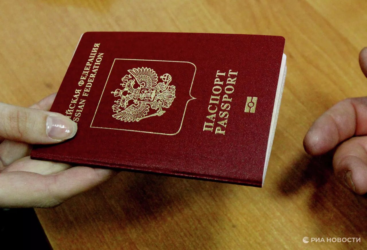 Почти у половины россиян  47%  сейчас нет загранпаспорта.  При этом около трети  29%  из них вообще никогда его не имели, а у остальных - уже истек срок действия, говорится в исследовании  "Купибилет", всего они опросили свыше 1,2 тыс россиян.   Среди тех, у кого есть загранпаспорт, 32% имеют паспорт нового образца, 17% - старого, а 4% - сразу два.   А вот используют его россияне не так часто. Большинство - 40% ездили по нему 4-6 раз, более 6 раз - лишь 9%.   Результаты исследования есть у РИА Новости.     : экономика / Все наши каналы