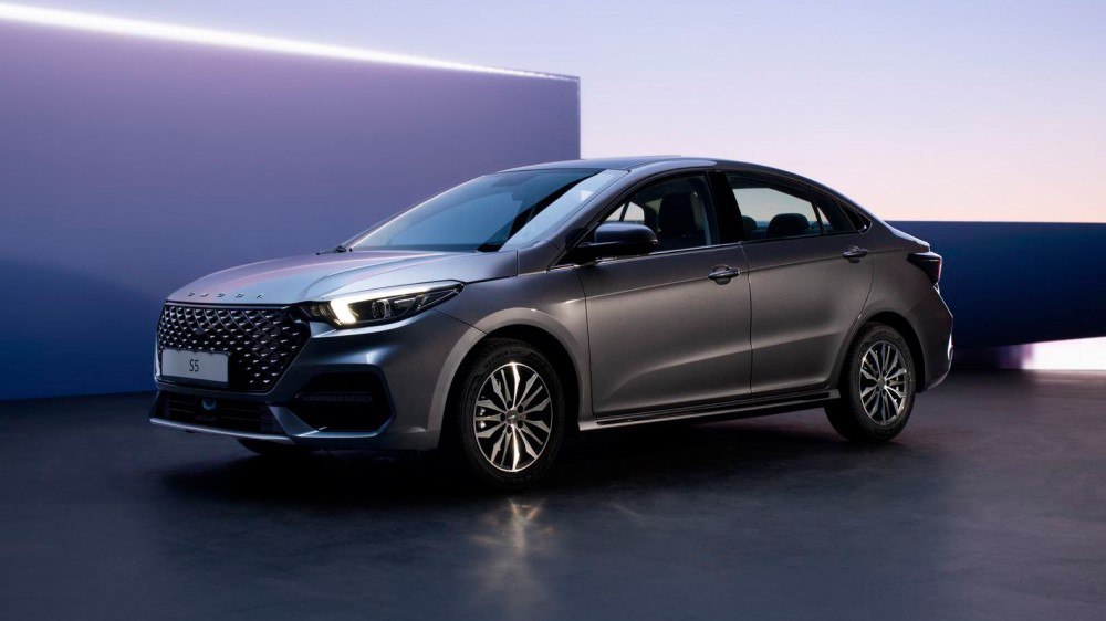 Бренд Omoda сосредоточится в России на продаже кроссоверов после ухода из ассортимента седанов S5 и S5 GT выяснили Китайские автомобили Далее будем фокусироваться на линейке кроссоверов по обоим брендам Omoda Jaecoo поскольку в России они пользуются большим спросом пояснили Китайским автомобилям в пресс службе бренда В России оба седана продержались чуть больше двух лет В настоящий момент у дилеров остались считанные экземпляры S5 и S5 GT omoda chinamashina news