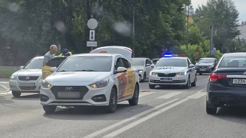 В Барнауле таксист сбил женщину на пешеходном переходе Таксист на Hyundai Solaris сбил пешехода на Социалилистическом проспекте в Барнауле. ДТП случилось 24 июня в 8 утра возле дома № 128. Предварительно установили, что 54-летний автомобилист наехал на 45-летнюю женщину, которая переходила дорогу по нерегулируемому переходу. Пострадавшей оказали медпомощь в горбольнице № 1, не госпитализирована. Полицейские проводят проверку по факту произошедшего. Амик