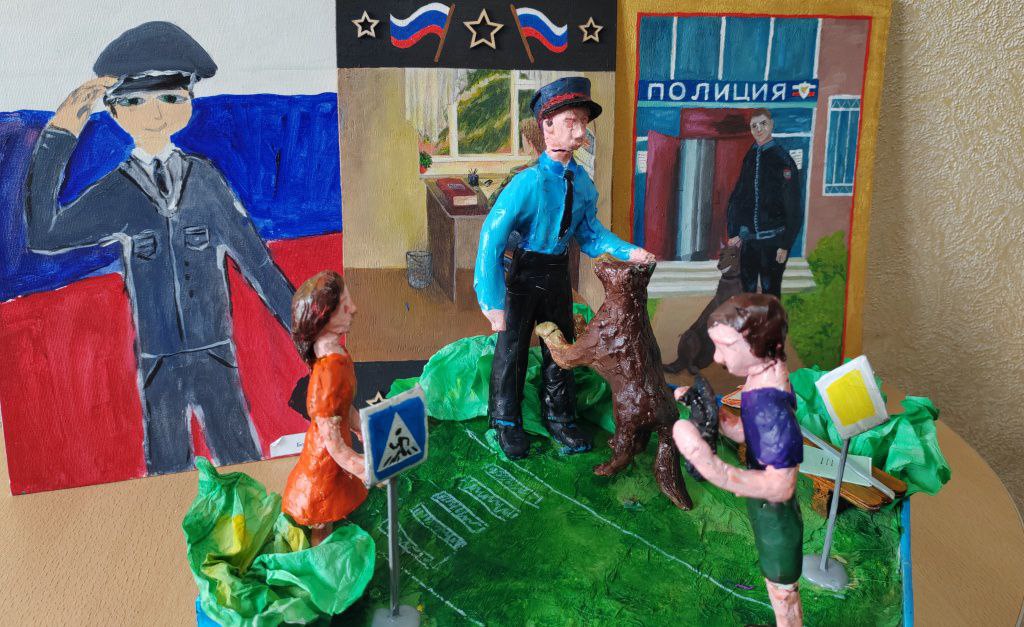 В Артёме подвели итоги творческого конкурса «Полицейский Дядя Степа» Школьники с большим энтузиазмом включились в процесс создания поделок, панно и картин с изображением будней сотрудников органов внутренних дел. Используя для этого самые различные материалы: бумага, картон, ткань, пластилин, дерево, акрил, краски и карандаши. Все работы получились яркие и жизненные. Герои отображены доброжелательными и очень привлекательными, с характерными атрибутами блюстителей правопорядка. Победителем конкурса признана работа Лилии Симановой, ученицы средней школы №6. «Работы, представленные на конкурс, сделаны с огромным уважением к людям мужественной профессии – полицейским. Поражает с какой точностью изображены детали композиций. Видно, что ребята старались», - отметила Татьяна Гончарова, представитель Общественного совета.
