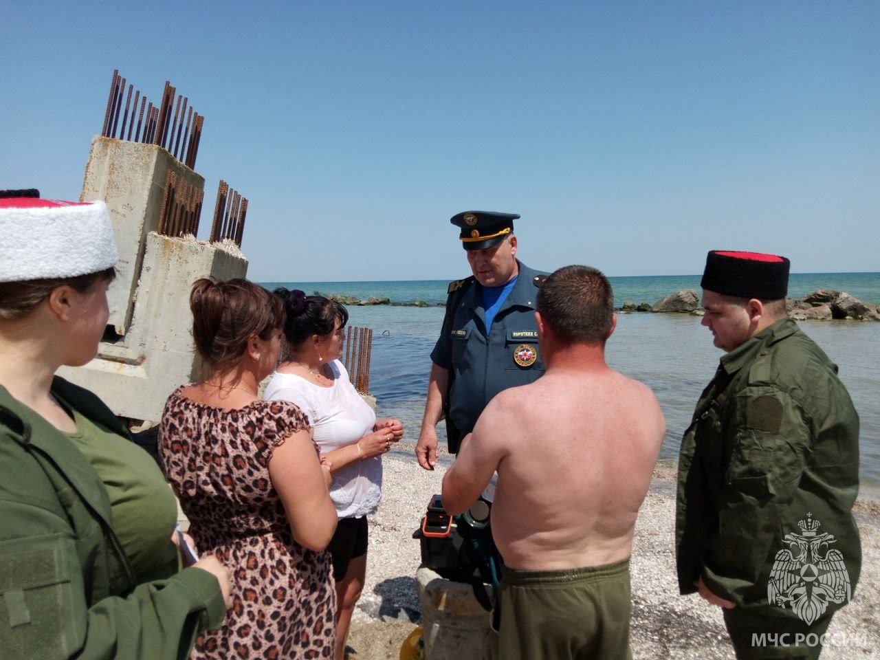 Безопасность на генических пляжах В рамках акции «Мои безопасные каникулы» специалист отдела безопасности людей на водных объектах МЧС Херсонской области Сергей Коротких совместно с казаками хуторского казачьего общества провели совместное патрулирование мест массового отдыха у воды. «В ходе патрулирования проведены беседы с отдыхающими по вопросам безопасности нахождения у воды, а также о запрете распития спиртных напитков в общественных местах. Особое внимание в ходе бесед было уделено вопросу контроля за детьми на береговой линии», - отметил Сергей Коротких. МЧС России напоминает: находясь у воды, не упускай из виду ребенка ни на минуту; для купания выбирай специально оборудованные пляжи, где дежурят спасатели; не заходи в воду в темноте время суток и в состоянии алкогольного опьянения.