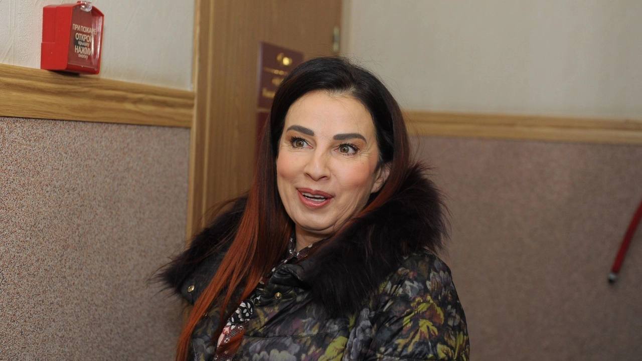  Экс-вице-премьер Прикамья Лопаева признана банкротом — из 68 миллионов вернула только 45 тысяч Бывший вице-премьер правительства Пермского края Елена Лопаева, осуждённая за хищение 68 миллионов рублей из фонда «Содействие — XXI век», официально признана банкротом. Суд ввёл процедуру реализации её имущества. По данным суда, общий долг Лопаевой превысил 72 миллиона рублей. Представитель экс-чиновницы заявил, что выплатить такую сумму она не в состоянии — сейчас Лопаева нигде не работает, получает льготную пенсию, воспитывает несовершеннолетнего ребёнка от первого брака. Материально его обеспечивает бывший муж. В 2024 году Лопаеву приговорили к четырём годам колонии и штрафу в 500 тысяч рублей. Однако суд отсрочил наказание до достижения сыном 14 лет. За полтора года экс-чиновница вернула в бюджет лишь 45,1 тысячи рублей — меньше 0,1% похищенного.