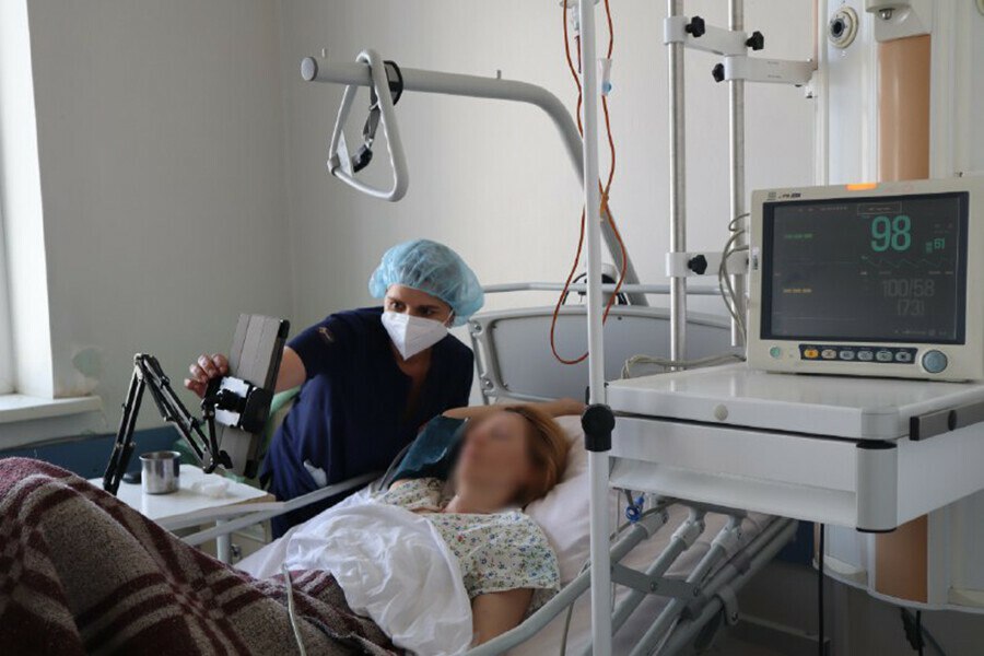 Специальные планшеты с возможностью проведения телемоста появились в отделении реанимации регионального сосудистого центра Амурской областной больницы. Пациенты теперь могут позвонить домой посредством видеосвязи. Инновацию уже испытали в деле. Пообщаться с семьей первыми смогли 76-летняя пенсионерка, ожидающая операции, и 37-летняя пациентка, которую дома ждут муж и двое маленьких детей. Нововведение в первую очередь рассчитано на пациентов без речевых нарушений. Однако в будущем врачи намерены применять его и для тех, кто находится в сознании, но говорить не может – видеосвязь позволяет не только услышать, но и увидеть семью. Практика призвана снизить уровень тревожности, а значит ускорить выздоровление. Постепенно она будет внедрена во всех отделениях реанимации АОКБ, сообщили в пресс-службе лечебного учреждения.