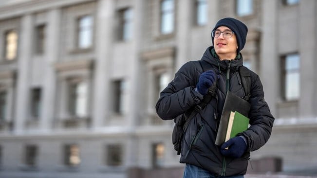 В нижегородских вузах увеличилось количество иностранных студентов   В вузах региона в 2024 году прошли обучение более 7 тыс. граждан из 105 стран. Это на 20% больше, чем в 2023 году, сообщает областное министерство международных и межрегиональных связей.  Наиболее активно в нижегородские вузы поступают граждане Узбекистана, Туркменистана, Египта, Китая, Индии, Ирака, Алжира, Казахстана, Киргизии и Сирии.  На сегодняшний день нижегородские образовательные организации подписали более 400 соглашений о сотрудничестве с вузами 50 стран.    Подписаться   Прислать новость    ГТРК «Нижний Новгород» в VK