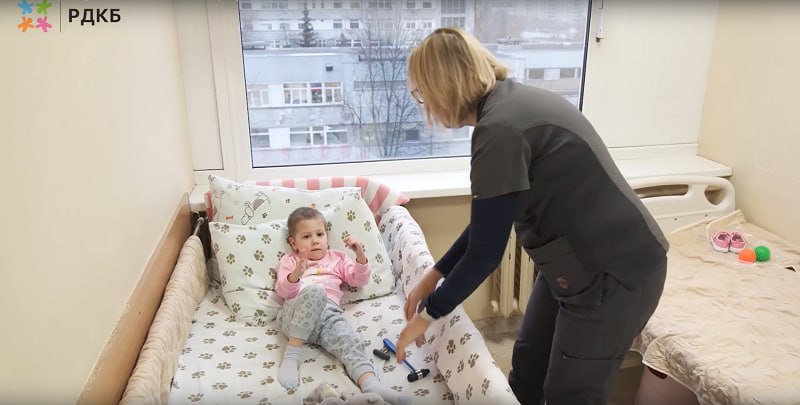 Вернулась в Уфу малышка которую отец выбросил из окна Сейчас 3 летнюю девочку ждут консультации невролога офтальмолога ортопеда и хирурга Напомним ребенок проходил лечение в Российской детской клинической больнице в Москве Пару недель назад она начала ходить восстанавливается речь охотно идет на контакт и улыбается БСТ в Telegram БСТ в МАХ