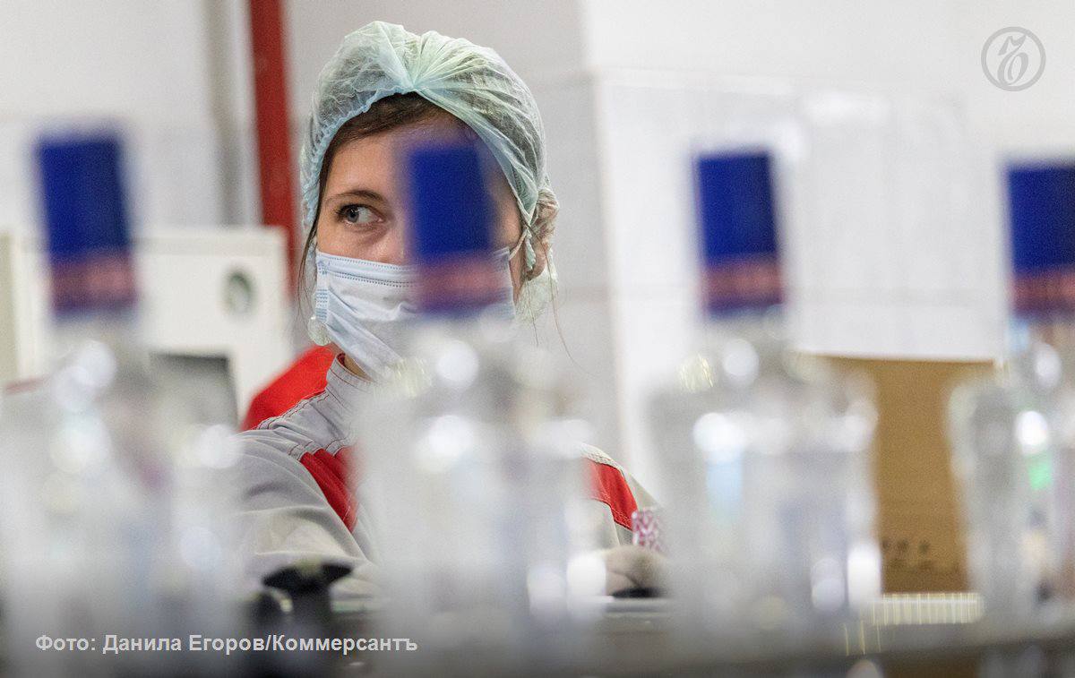 Несмотря на общее снижение спроса на водку в 2025 году продажи топ 10 брендов увеличились на 6 6 до 321 2 млн литров стало известно Ъ Наибольший провал пришелся на марки которые занимают в рейтинге места с 31 го по 50 е их реализация снизилась на 13 5 А продажи водочной продукции находящейся еще ниже в списке сократились почти вдвое Во многом это связано с политикой федеральных ритейлеров которым выгоднее работать с крупными поставщиками по этой причине региональные производители вынуждены уходить с рынка Ъузнал