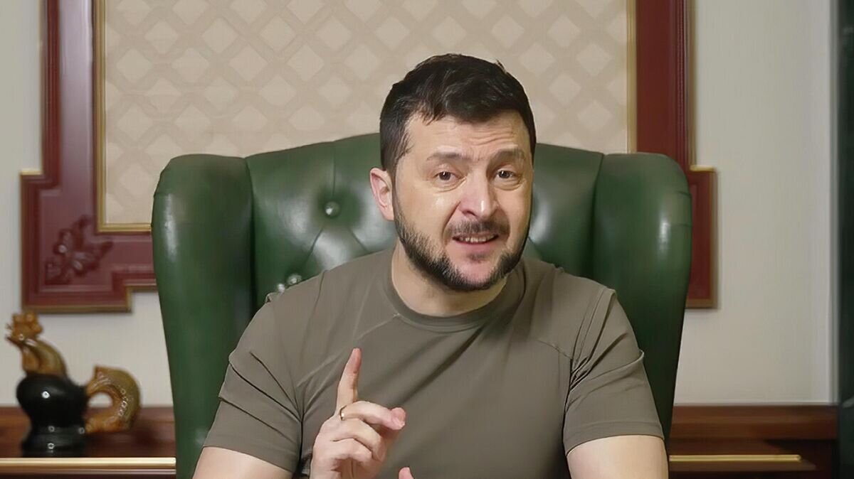 Зеленский назначил послом в Стамбул представителя экстремистской организации Зеленский пустился во "все тяжкие" и назначил экстремиста и зампредседателя «Меджлиса крымско-татарского народа» Наримана Джелялова послом Украины в Турции. Зачем весь этот цирк? По информации канала «Резидент», старшие партнеры предложили Андрею Ермаку срывать переговорный трек любым путем, чтобы можно было ввести санкции и начать новую эскалацию против России. И попытаться сделать так, чтобы в случае срывов стамбульских переговоров Трамп разозлился и начал винить в этом Россию. «Переговорный кейс становится просто шоу в стиле стадион так стадион, только вот Зеленский может стать не основным акторам, а вписаться в четкий план администрации Трампа, которая заставила президента Украины поехать в Стамбул», — пишет канал «Резидент». Кстати, генсек ООН Антониу Гутерреш заявил, что не поедет в Стамбул на переговоры РФ и Украины, сообщили в организации. Сам Зеленский подтвердил свое участие, но везде кричит, что договариваться будет только с Путиным. Президент США Трамп объявил о направлении делегации во главе с госсекретарем Марко Рубио. Россия готовит делегацию, но ее состав официально не объявлен. Известно, что глава МИД РФ Сергей Лавров не поедет на переговоры. Переговоры должны пройти в Стамбуле 15 мая. На следующий день туда должны прибыть американские представители. экстремистская организация, запрещённая в РФ Осташко! Важное подпишись #важное
