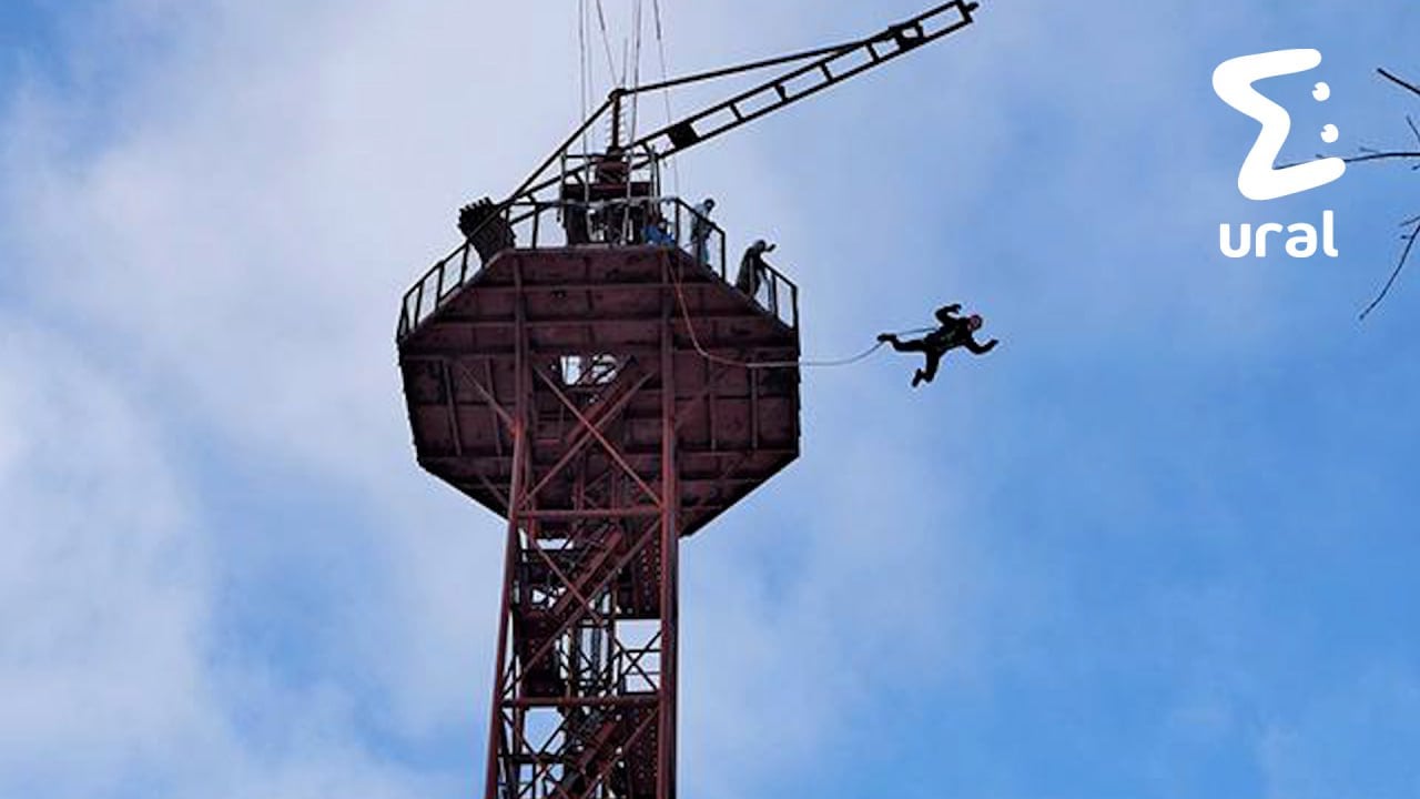 Девушка упала с 33-метровой парашютной вышки в парке Чкалова в Екатеринбурге. Сейчас она в больнице с серьёзными травмами. Конструкцию для прыжков открыли в 2008-м после долгого ремонта.