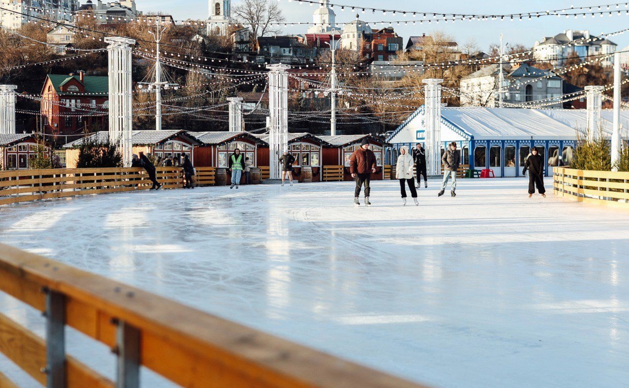 Работу катка на Адмиралтейской площади в Воронеже прерванную из за непогоды возобновили сегодня 17 февраля Ледовая площадка продолжит принимать посетителей согласно графику буднего дня   vrn aif ru society details glavnyy katok voronezha otkrylsya posle odnodnevnoy priostanovki raboty aifvrn
