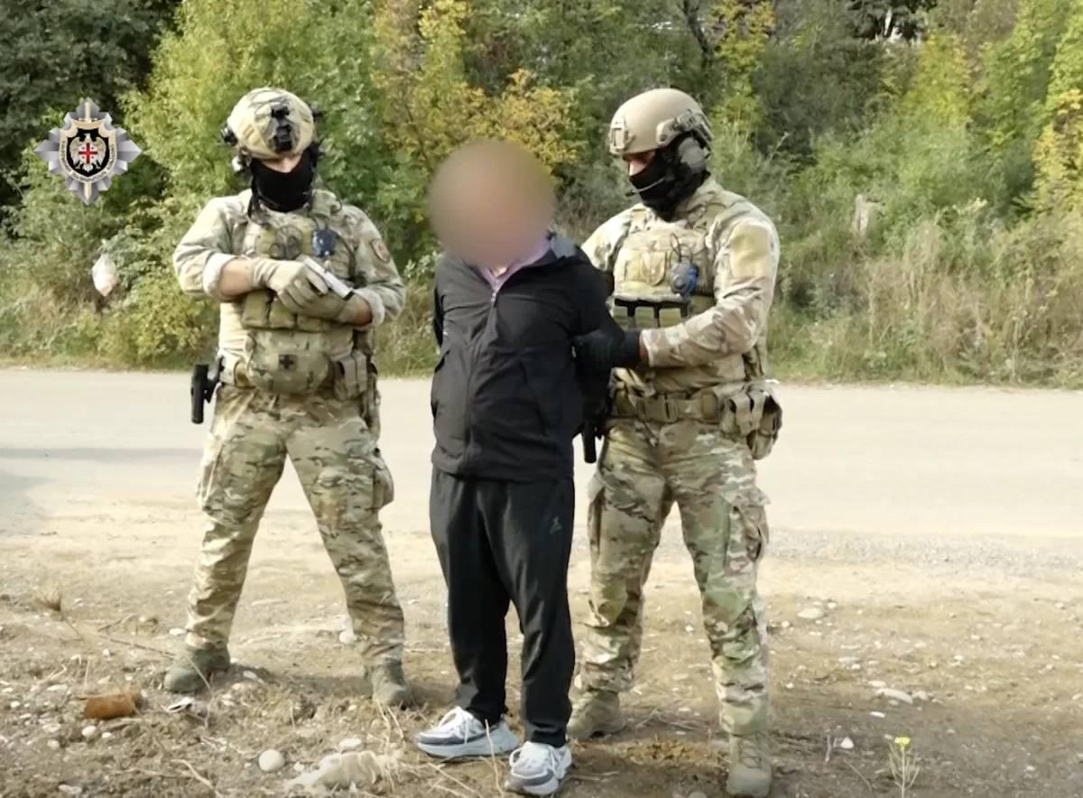 Китайцы пытались через Россию вывезти из Грузии 2 килограмма урана Как сообщил первый заместитель главы Службы государственной безопасности Грузии Лаша Маградзе в Тбилиси задержали трех граждан Китая которые пытались купить 2 кг урана и вывезти его на родину через Россию Члены преступной группы планировали незаконно купить в Тбилиси уран за 400 тыс а затем через Российскую Федерацию транспортировать его в Китай рассказал Маградзе на брифинге По версии следствия гражданин Китая который находился в Грузии нелегально организовал приезд двух других специалистов из КНР Вместе они начали искать уран по всей стране а их действия координировали из Китая Иностранцам грозит до 10 лет лишения свободы Против них возбудили дело по статье местного уголовного кодекса о незаконном обращении с ядерными материалами По данным Reuters за последнее время в Грузии произошло несколько серьёзных инцидентов связанных с незаконной торговлей ядерными материалами В июле был арестован местный житель и гражданин Турции по обвинению в незаконном приобретении радиоактивных веществ Они по заявлению спецслужб могли быть использованы для изготовления бомбы Задонатить через бота Patreon Boosty
