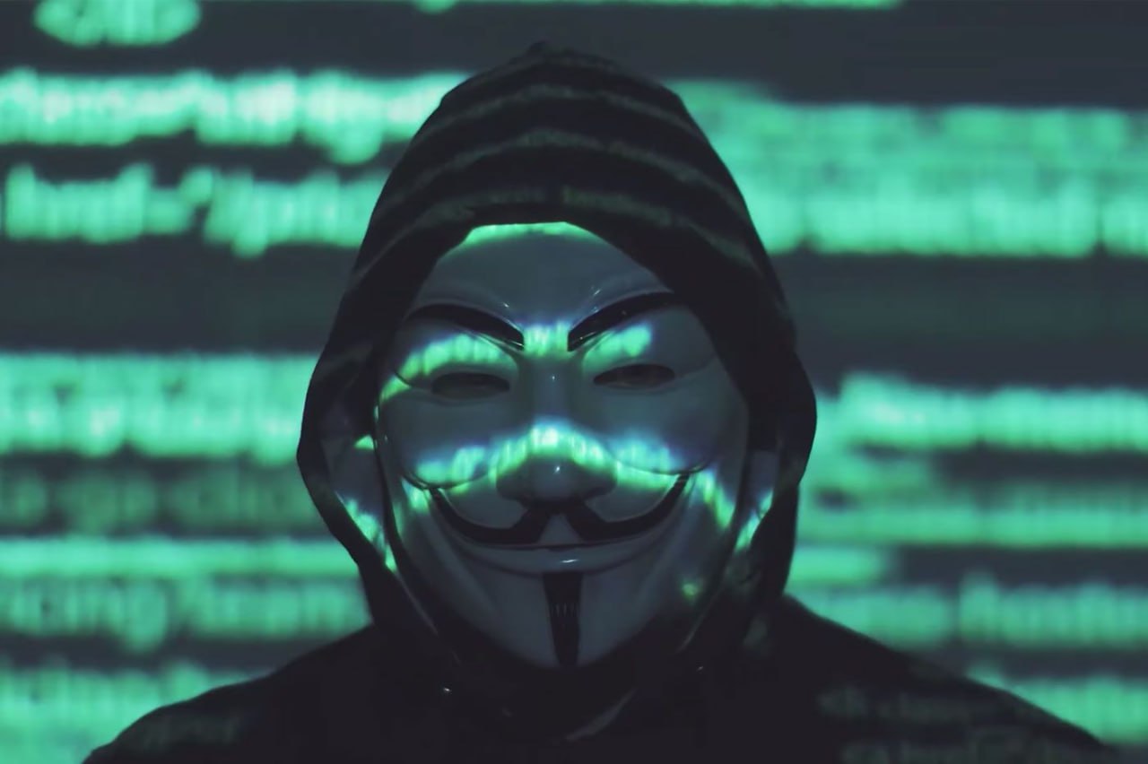 Крупнейшая утечка данных в Казахстане: персональные сведения 16 млн граждан оказались в сети В открытый доступ попал архив объемом 7 ГБ, содержащий: 15,8 млн ИИН 17 млн номеров телефонов полные ФИО, даты рождения, адреса, гражданство часть данных актуальна на 2023–2024 годы Эта утечка создаёт серьёзный риск фишинговых атак поддельные SMS, звонки от «банков» или «госорганов» , взлома аккаунтов eGov, банковские приложения , а также мошенничества с документами оформление кредитов, SIM-карт . Эксперты рассматривают три версии возможных источников утечки: уязвимости в API госсервисов — незащищенные интерфейсы обмена данными взлом коммерческих платформ — базы интернет-магазинов, сервисов доставки несанкционированный доступ к интеграционным системам госорганов Власти рекомендуют гражданам сменить пароли в eGov и банковских приложениях, включить двухфакторную аутентификацию, не переходить по подозрительным ссылкам из SMS, а также проверить кредитную историю на предмет мошеннических операций. Пока МЦРИАП КазЦИТ или другие госорганы не прокомментировали инцидент. Ожидается заявление о начале проверки. ℹ Ранее в результате атаки китайских хакеров на критическую IT-инфраструктуру РК произошла утечка данных. Говорить о безопасности личных данных в Казахстане даже и не приходится. А что можно сказать, если даже министр Цифровизации в шоке от того, как обстоят дела в цифровом секторе государства? #Казахстан