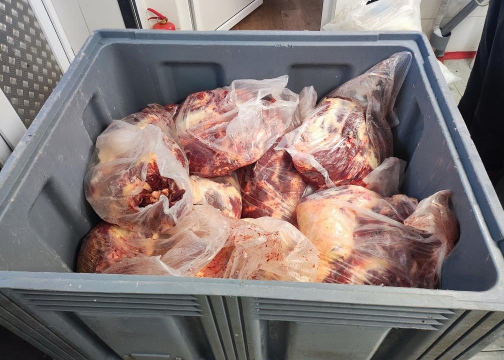 За несоблюдение требований законодательства приостановлена деятельность частного мясоперерабатывающего предприятия Грубые нарушения в работе мясоперерабатывающего предприятия Минского района выявлены КГК Минской области совместно с представителями прокуратуры и ветеринарной службы региона Проверяющие установили что на территории объекта не поддерживалась чистота не проводилась своевременная мойка и дезинфекция инвентаря отдельные работники участвовавшие в производстве продукции своевременно не прошли гигиеническое обучение и др Более того в холодильных камерах и производственном помещении выявлено около 1 тонны обезличенной мясной продукции и сырья для ее производства Материалы проверки направлены в Департамент ветеринарного и продовольственного надзора Минсельхозпрода Принято решение об исключении данного субъекта хозяйствования из Реестра производственных объектов Рассматривается вопрос о привлечении частного предприятия к административной ответственности