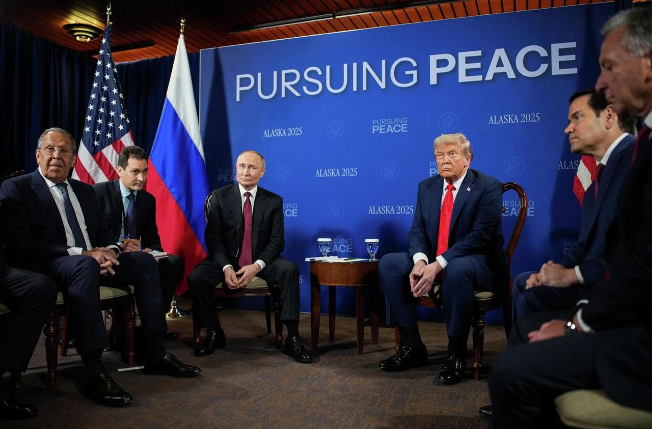 Россия на переговорах рассматривает Анкориджскую формулу согласованную Владимиром Путиным и Дональдом Трампом в августе 2025 года считают в Reuters По данным источника она подразумевает контроль РФ над всем Донбассом Речь идет и о замораживании текущей линии фронта в других областях