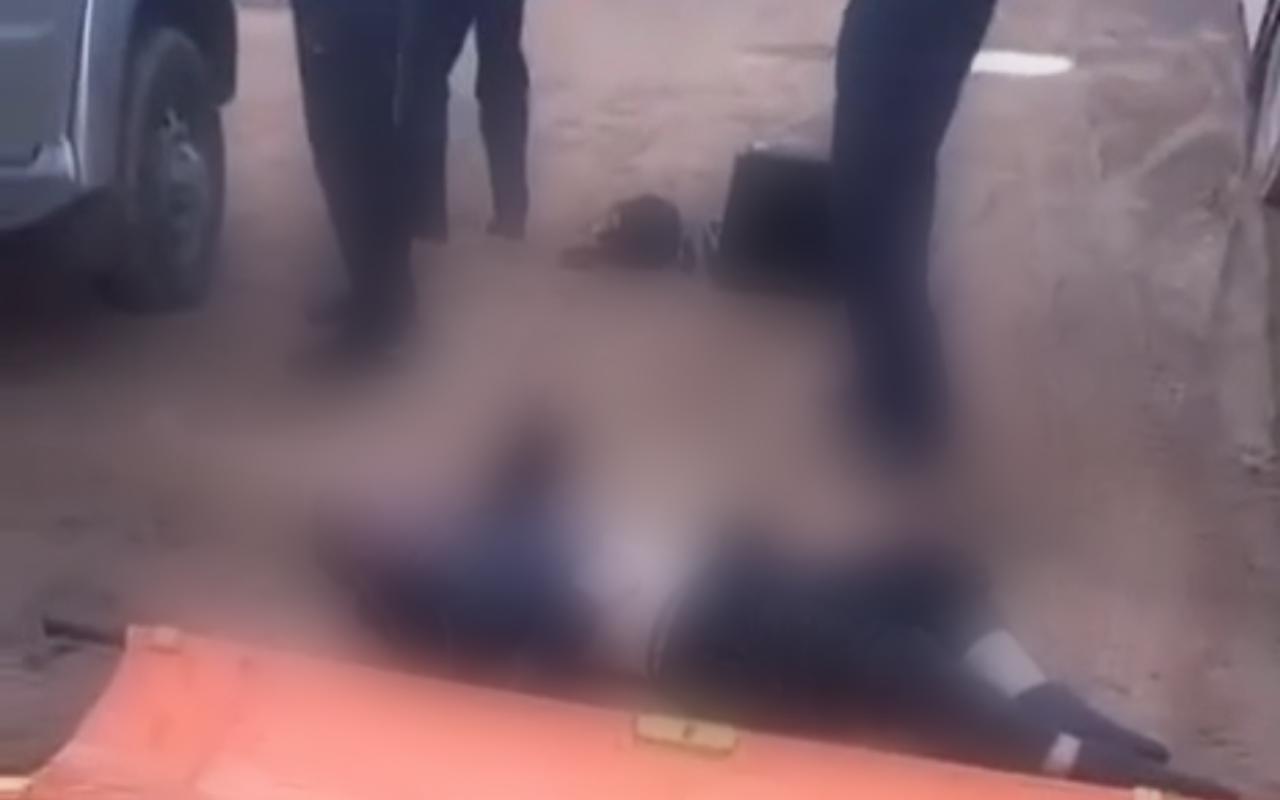 В соцсетях распространяются жуткие кадры с погибшем водителем, якобы найденным после атаки дронов По информации СК, мужчину действительно нашли мертвым, но это не связано с сегодняшней атакой дронов в Усольском районе. По данным следователей, ночью 31 мая на стоянке вблизи деревни Трактово-Курзан Тулунского района обнаружено тело 45-летнего водителя автовоза "с признаками насильственной смерти". Возбуждено уголовное дело по статье "Убийство".