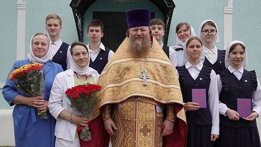 В Орловской православной гимназии выпускники получили аттестаты Торжественное мероприятие прошло в гимназическом Свято-Троицком храме. Духовник гимназии отец Николай поблагодарил учителей, подготовивших выпускников к итоговой аттестации, и пожелал ребятам хранить православную веру Вести-Орел. Подписаться