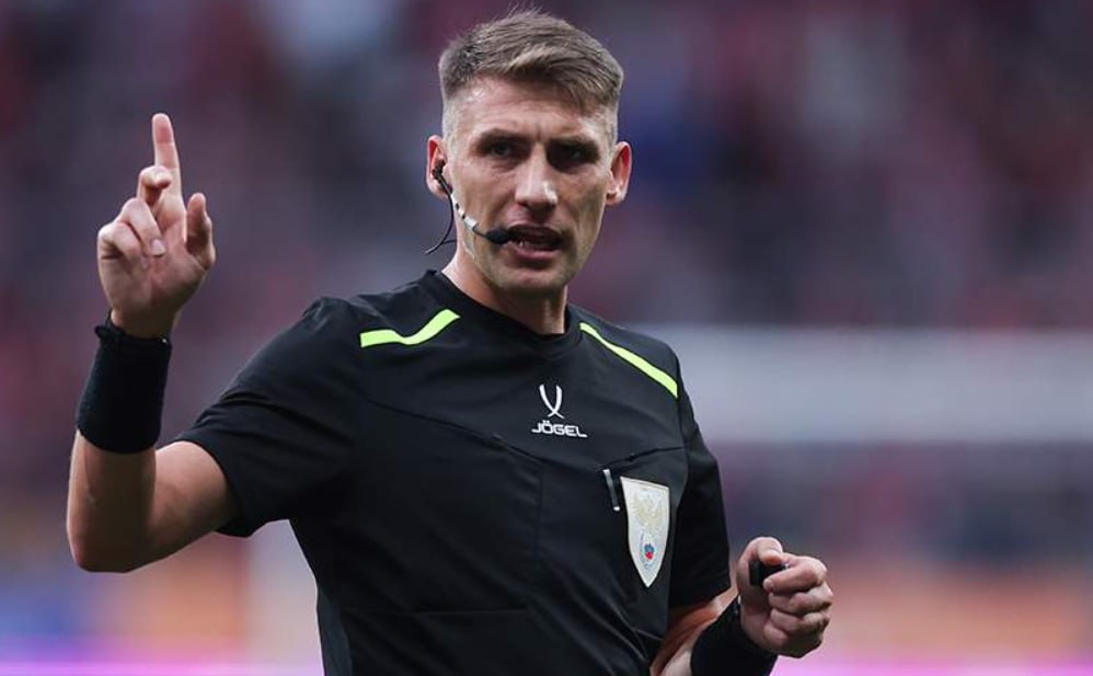 Футбольного судью Егора Егорова допросили по уголовному делу Торпедо Информацию о допросе подтвердил отец судьи Игорь Егоров Егор прилетел из Нижнего Новгорода в Москву откуда хотел улетать на отдых с семьей В Москве подошли сказали что проходит по уголовному делу Видимо торпедовский человек который находится под следствием рассказывает по моему 14 фамилий проходят по этому делу Что рассказывает Не знаю Видимо раз судил и есть победа Торпедо говорится об этих моментах Председатель судейского комитета РФС Павел Каманцев прокомментировал ситуацию с Егоровым следующим образом В рамках дела в отношении руководства Торпедо продолжаются следственные мероприятия Различные судьи вызываются для участия в процессуальных действиях проводимых уполномоченными органами В марте 2025 г Егоров судил матч 26 го тура Первой лиги между Торпедо и тульским Арсеналом который закончился победой черно белых 0 1 При том каких то нареканий со стороны обоих клубов по судейству Егорова высказано не было