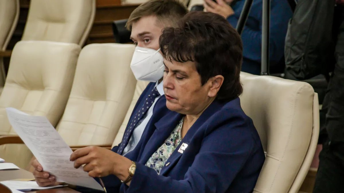 Силовики увезли из кабинета главу Первомайского района Юлию Фролову  Об этом сообщает amic.ru со ссылкой на источник. Региональные управления ФСБ, СК и МВД на момент публикации официально информацию о задержании Фроловой не подтвердили.  Главы нескольких сельсоветов Первомайского района в беседе с "Толком" сообщили, что видели данные о якобы задержании руководителя муниципального образования в Сети. Номер телефона самой Юлии Фроловой на момент подготовки материала оказался недоступен.  Юлия Фролова стала главой района 22 февраля 2022 года, до этого, в сентябре 2021 года, она успешно прошла выборы в краевой парламент    ТОЛК