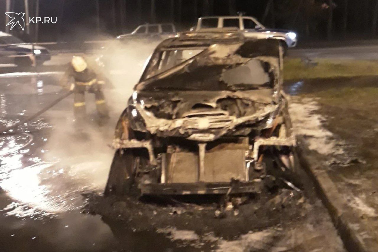 Во дворе на улице Иркутской в Воронеже сгорел «Фольксваген Поло»  Вечером понедельника, 23 декабря, в Воронеже во дворе дома на улице Иркутской загорелся автомобиль «Фольксваген Поло». Для тушения пожара на место прибыли четыре спасателя и один автомобиль спецтехники.  К счастью, никто из людей в результате ЧП не пострадал. Обошлось и без повреждения соседних машин, учитывая, что в этот час на парковке находилось много транспортных средств. Причины возгорания выясняют специалисты.  Кадры полыхающей иномарки опубликовали в соцсетях очевидцы происшествия. Они также сообщили, что один из жильцов, рискуя жизнью, оттащил горящее авто от соседей.