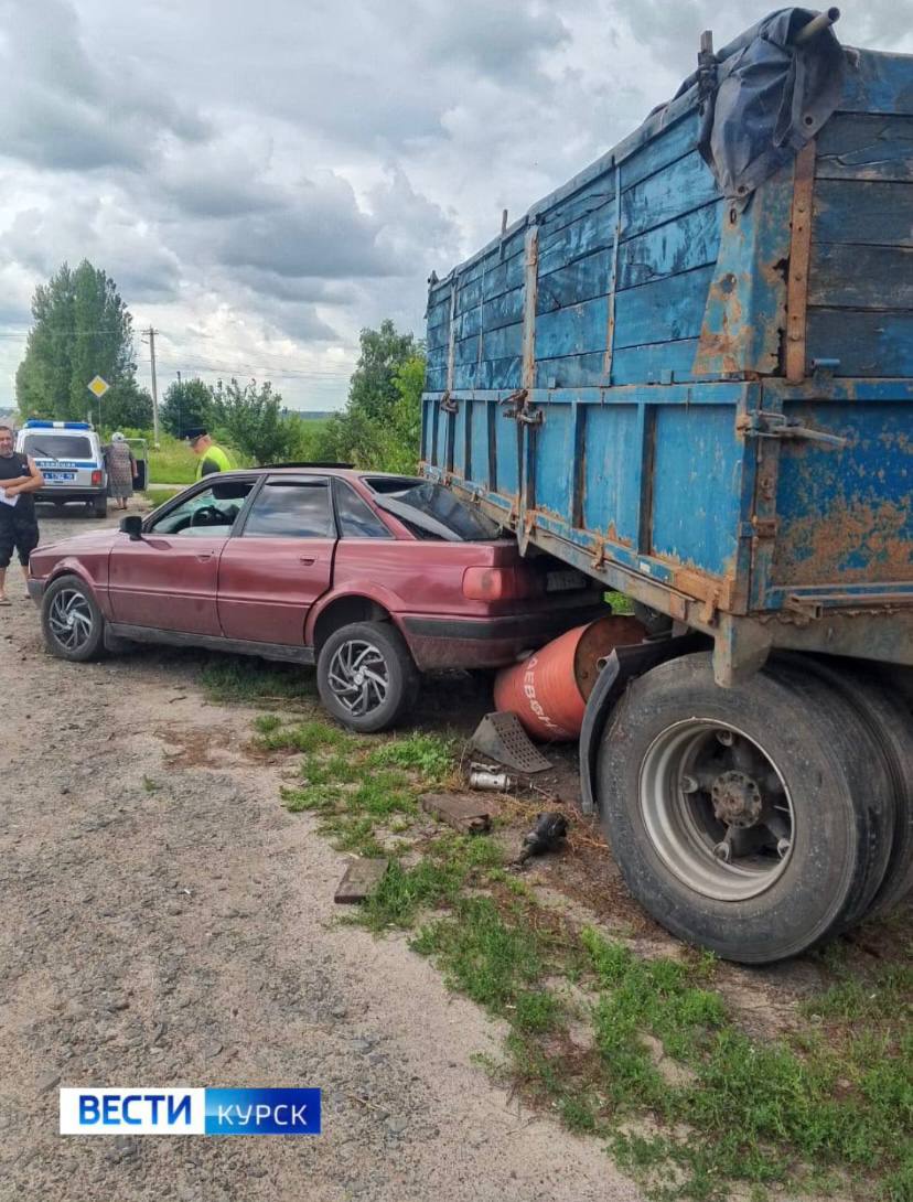 В Медвенке автомобиль влетел под прицеп КАМАЗа По сообщениям очевидцев, за рулем была девушка. Она получила травмы, ее увезли в больницу. Подробности уточняем. Вести-Курск. Только проверенная информация Прислать новость