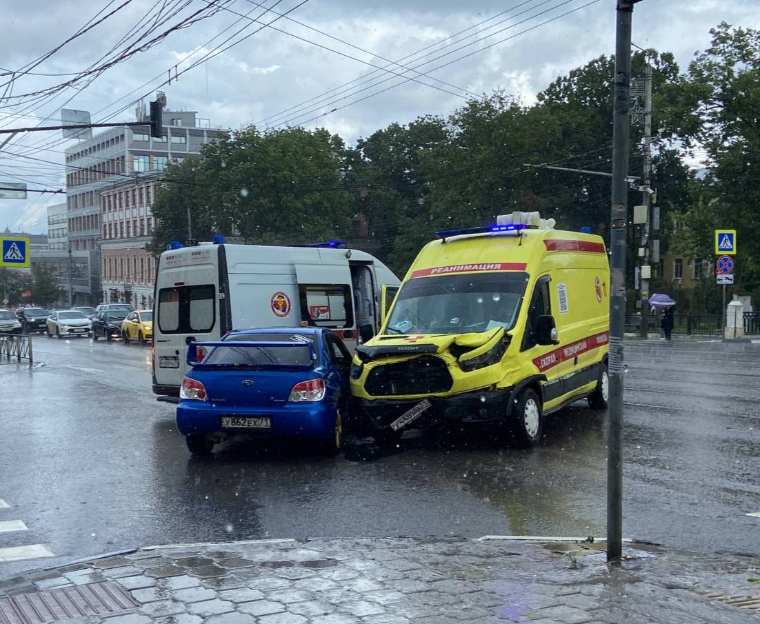 На проспекте Ленина возле драмтеатра столкнулись скорая и Subaru По словам очевидцев, медики ехали с включенными спецсигналами, однако водитель Subaru не уступил дорогу. О пострадавших не сообщалось. Присылайте фото/видео к нам: