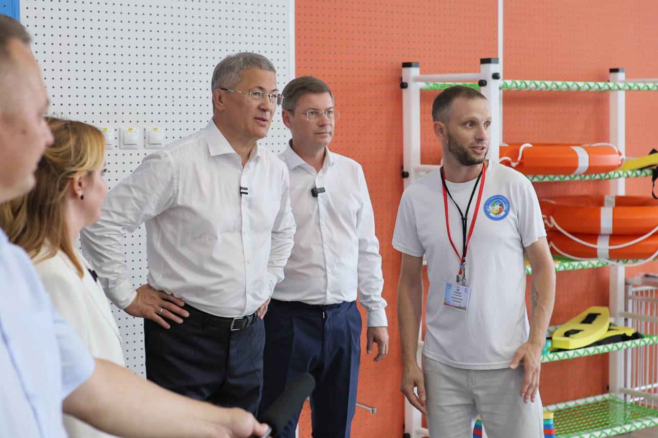 ‍  4 августа в Благовещенске открылся новый физкультурно-оздоровительный комплекс с бассейном «Zаряд».  Комплекс, построенный при поддержке компании «Башнефть», включает в себя: бассейн на четыре 25-метровые дорожки; залы для игровых видов спорта и борьбы; тренажерный зал.  ФОК закрепили за Детско-юношеской спортивной школой Благовещенского района для проведения занятий по различным видам спорта. Также здесь будут организованы реабилитационные программы для участников СВО и спортивные секции для членов их семей.  Подробная информация на сайте
