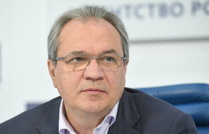 Если ребенок иностранец не может сдать тестирование по русскому языку ему надо вернуться в ту страну откуда он приехал завил глава СПЧ РФ Валерий Фадеев Ни один ребенок не должен пропасть из поля зрения государственной машины Потому что одно из фундаментальных прав человека ребенка в данном случае получить образование Оно написано в российской Конституции в узбекской киргизской таджикской сказал он Обеспечить образование детям обязаны родители а школа сама должна решать зачислять ребенка иностранного гражданина или нет отметил Фадеев Если он не владеет русским языком зачем директора педагоги будут брать на себя эту лишнюю бессмысленную нагрузку подчеркнул глава СПЧ Кот Костян