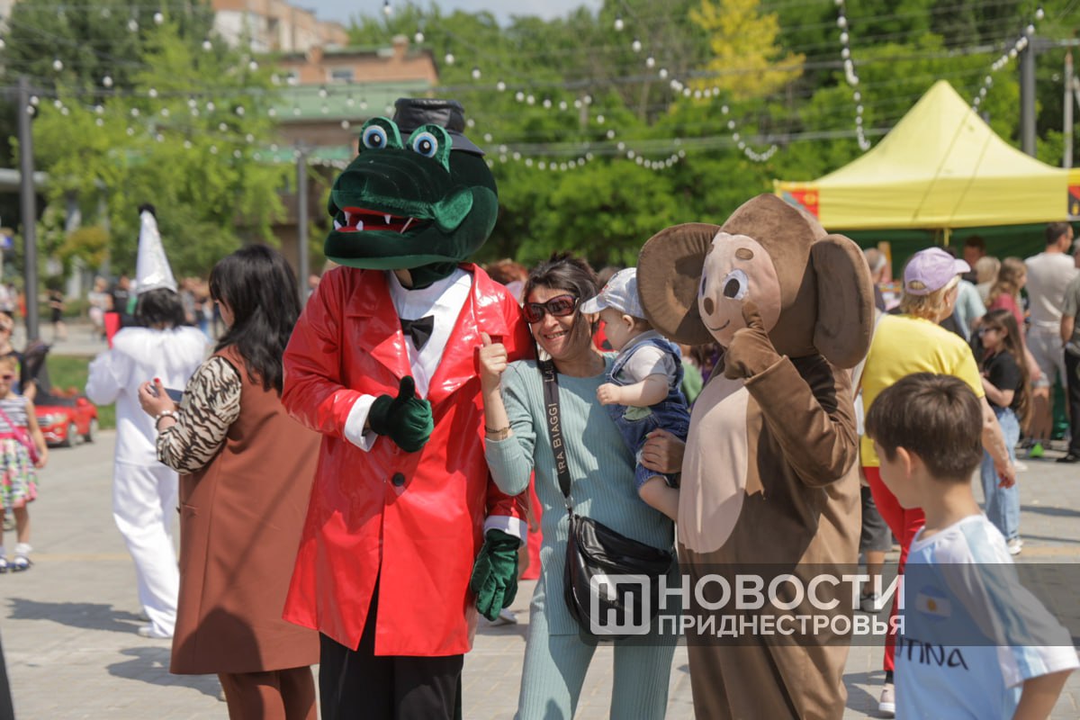 Ко Дню защиты детей в Тирасполе открыли сквер Южный. На большой площадке теперь есть игровые и спортивные зоны. Вечером сквер осветит множество огоньков. Световое украшение сделали, как в сквере Авиаторов. На новой площадке сегодня провели праздник. Особую атмосферу создавали аниматоры и творческие коллективы города.