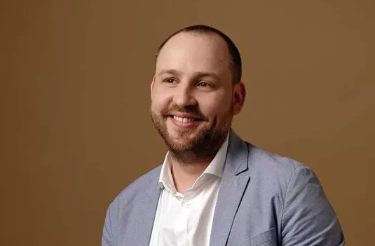 Математик из НИУ ВШЭ Нижний Новгород Иван Ремизов смог вывести универсальную формулу для решения задач которые почти два века считались нерешаемыми аналитическим путем Речь идет о дифференциальных уравнениях второго порядка В 1834 году французский математик Жозеф Лиувилль показал что невозможно выразить решение такого уравнения через его коэффициенты используя стандартный набор действий и элементарные функции С тех пор в математическом сообществе укоренилось мнение что общей формулы для их решения нет и быть не может рассказали в ВШЭ Иван Ремизов впервые представил решение обыкновенного дифференциального уравнения в виде формулы аналогичной интегралам Ричарда Фейнмана с помощью которых описывают движение квантовых частиц То что раньше работало для квантовой механики теперь применимо к классическим задачам говорится в сообщении ВШЭ Фото НИУ ВШЭ   Подписывайтесь Делитесь мнением о канале