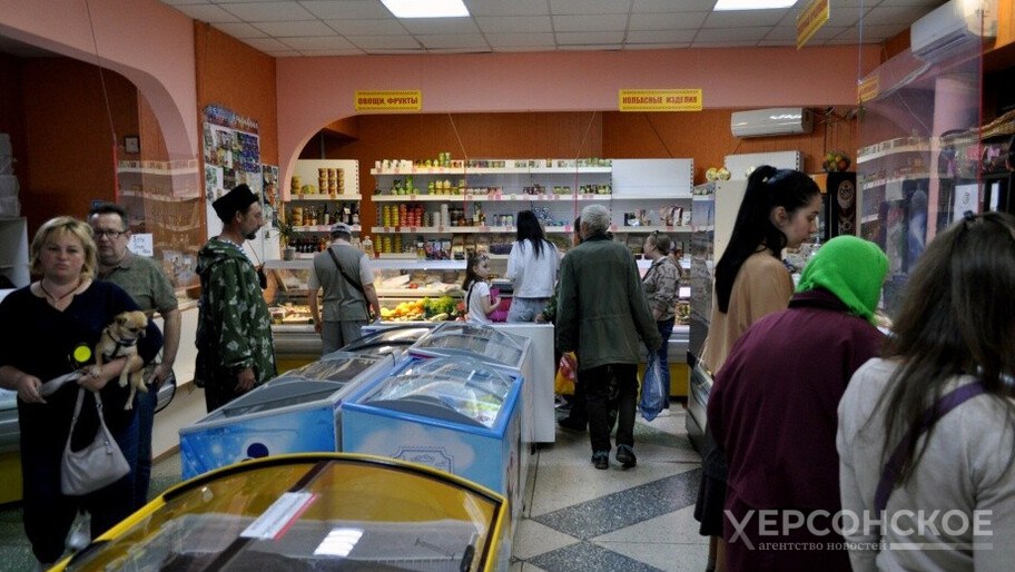 Цены на соцтовары снизили в семи магазинах Херсонской области В Херсонской области владельцы магазинов скорректировали цены на социально значимые продукты после вмешательства прокуратуры. Прокуратура Скадовского района провела проверку соблюдения закона о ценообразовании. В семи магазинах Алешкинского и Голопристанского округов выявили завышение цен на соль, сахар, курицу, рыбу, молочные продукты и другие товары. Нарушения составили от 6,3 до 56,2%. , VK и ОК и читайте новости на нашем сайте