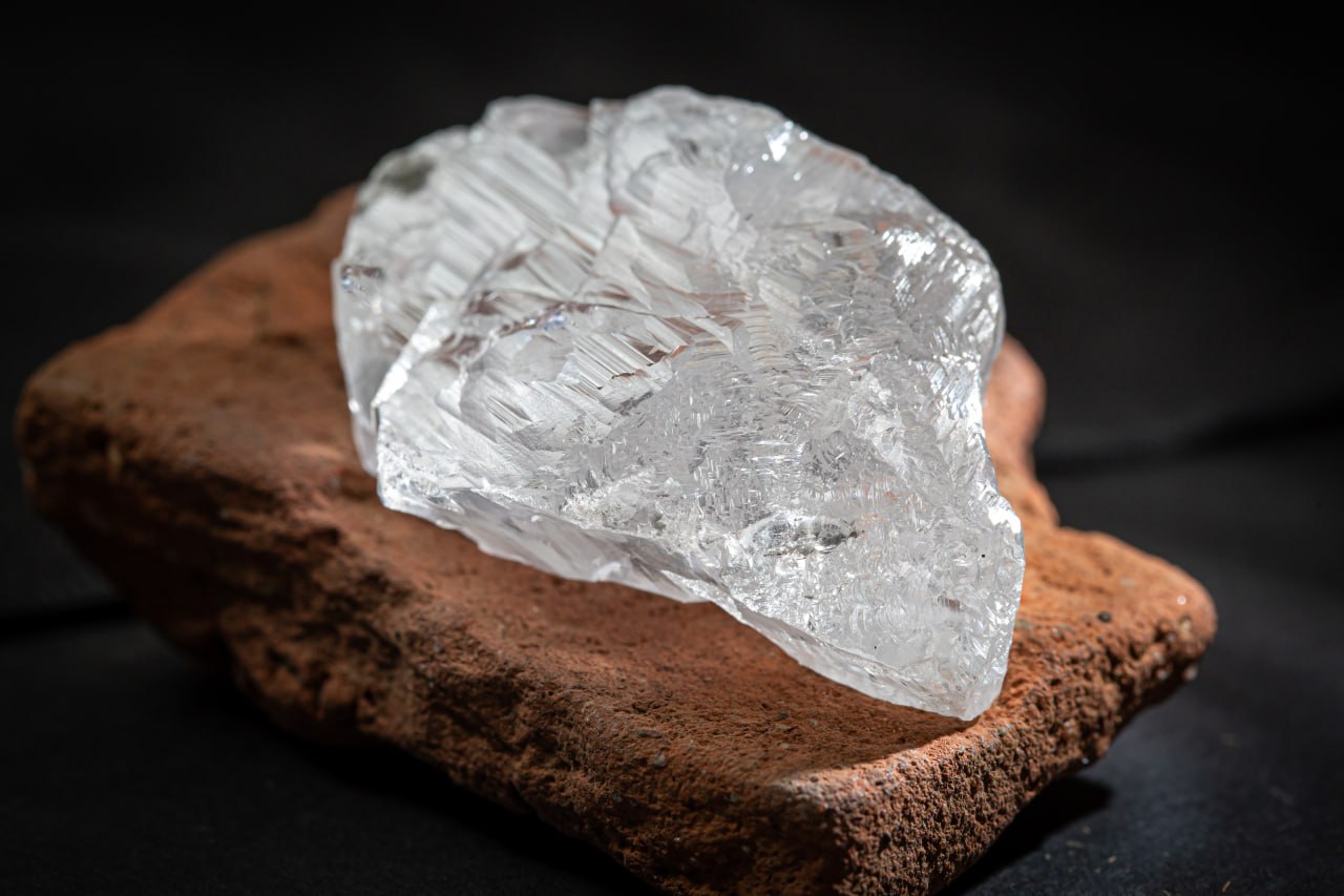 В Архангельской области нашли первый в 2026 году особо крупный алмаз Особо крупный алмаз ювелирного качества весом 228 62 карата добыли на месторождении имени В Гриба в Архангельской области Он стал первым в 2026 г алмазом с весом более 50 карат сообщила пресс служба компании АГД Даймондс Камень был найден 13 февраля Его размер составил 50 5 х 30 6 х 18 6 мм Проведя предварительную классификацию специалисты отнесли кристалл ко второму типу алмазов с минимальным содержанием азота Данная разновидность камней встречается крайне редко и составляет малую долю природных алмазов менее 1 рассказал генеральный директор компании Михаил Баков АГД Даймондс Telegram Max