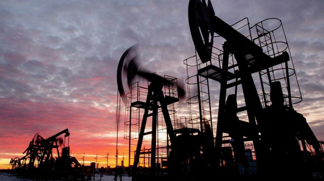 Доходы России от нефти и газа в октябре упали на 30 Доходы российского бюджета от нефти и газа в октябре сократились на 30 темпы падения ускоряются каждый месяц передает ArbatMedia Основными причинами снижения стали падение мировых цен на нефть а также санкции введённые США против ключевых российских производителей Роснефти и Лукойла Эти две компании обеспечивают около половины всего нефтяного экспорта страны и ограничения на их деятельность существенно сказались на поступлениях в бюджет Дополнительное давление оказывает потеря крупных рынков в Азии Из за ограничений введённых американскими властями российские поставщики сталкиваются с трудностями при заключении контрактов с азиатскими партнёрами что также влияет на общий объём экспорта и соответственно на доходы от внешней торговли энергоресурсами Прислать новость