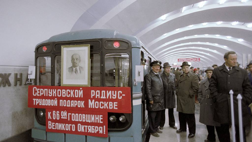 В 1983 году в Москве открыли сразу аж 8 станций метро Был в эксплуатацию новый Серпуховской радиус метрополитена. Хроники Москвы