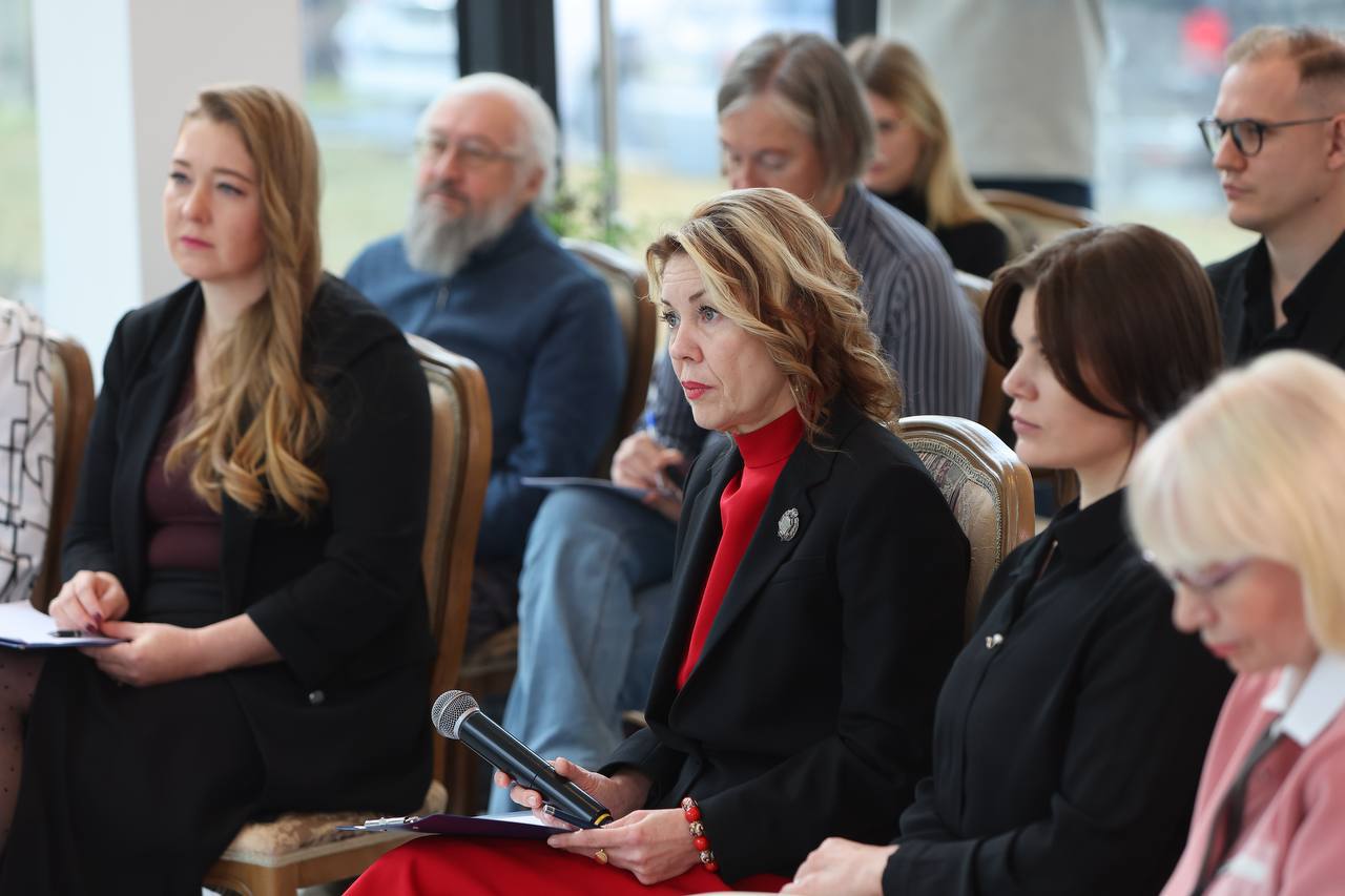 На встрече с представителями региональных СМИ губернатор Валерий Лимаренко прокомментировал ситуацию с очередями на АЗС Сформирован штаб при правительства региона который координирует работу заправок и поставки топлива Запасы в области есть их достаточно Проблема возникла у коммерческих АЗС по ценам и по организации отпуска топлива На это обратили отдельное внимание Сейчас выравниваем ситуацию Регулируем графики завоза и работу станций чтобы заправка шла ритмично и без сбоев отметил Валерий Лимаренко