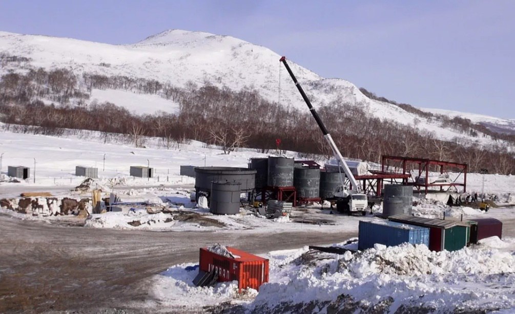 На Камчатке построят золотодобывающий ГОК Компания СиГМА запускает вторую очередь горно металлургического комбината на Озерновском золоторудном месторождении в Карагинском районе Камчатки Проект получил статус резидента ТОР Камчатка что даст налоговые льготы и ускорит строительство Первый этап комбината стартовал в 2020 году с комплексом ЗИФ 1 мощностью 180 тыс тонн руды в год Сейчас строят карьер отвал полусухих хвостов и фабрику на 600 тыс тонн руды ежегодно В проект инвестируют 8 8 млрд рублей создадут 250 рабочих мест Преференциальный режим создаёт условия для оптимизации издержек Это решение соответствует стратегическим задачам нашей группы по развитию производственных активов на Дальнем Востоке отметил генеральный директор ГК Золотой Актив Андрей Колесников Месторождение оценивают в 42 тонны золота и проект постепенно становится одним из крупнейших производственных узлов на северо востоке Камчатки Регион укрепляет позиции в золотодобыче где четыре компании развивают свои активы а за последние годы добыча золота выросла на 14 30 На полуострове строят новые комбинаты и модернизируют существующие формируя промышленный кластер и создавая рабочие места которые станут драйвером местной экономики Камчатка