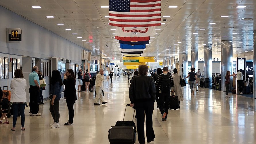 NYP: учёную из КНР задержали в США по обвинению в контрабанде биоматериалов Исследовательницу из Китая задержали в аэропорту американского Детройта по обвинению в контрабанде биологических материалов и даче ложных показаний федеральным властям. «Чэнсюань Хань была задержана в воскресенье после приземления в столичном аэропорту Детройта рейсом из Шанхая»