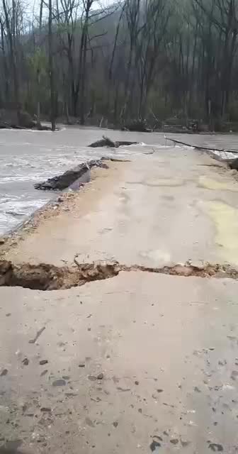 В Приморье река смыла мост, изолировав жителей Партизанского района