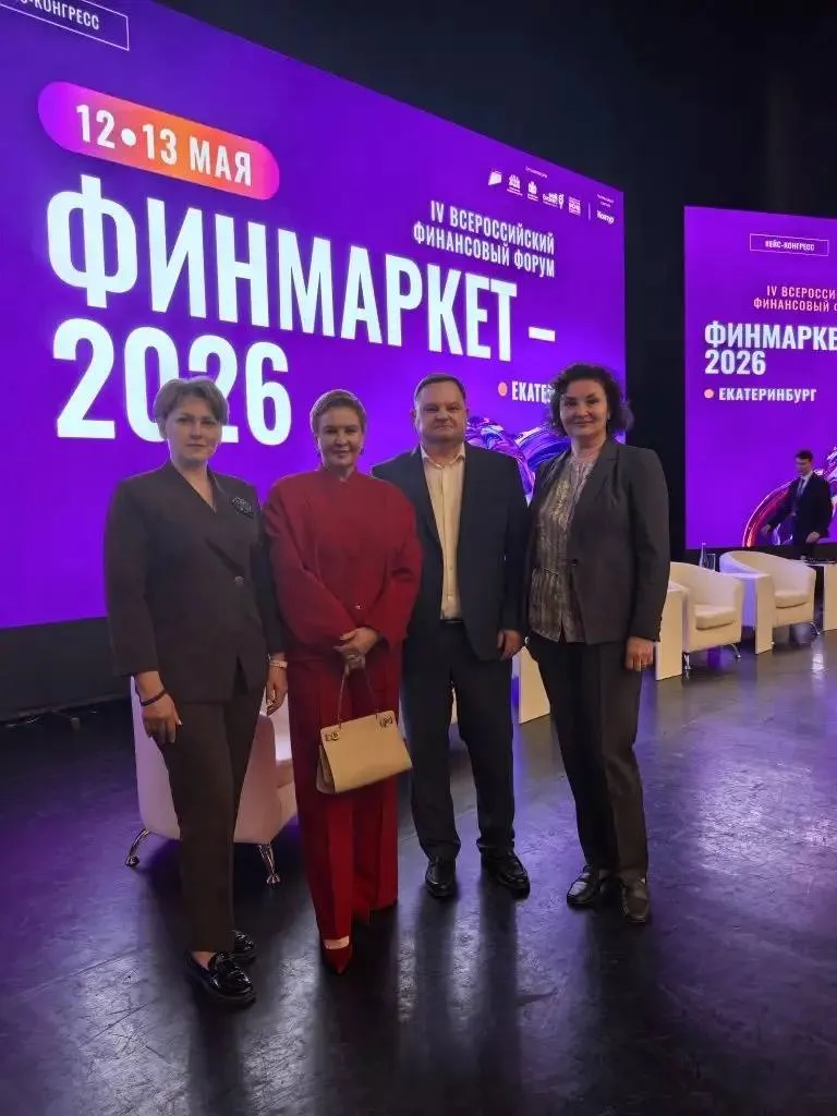 Директор сахалинского центра Мой бизнес Павел Кононец участвует во Всероссийском финансовом форуме в Екатеринбурге Мероприятие собрало свыше 8 000 предпринимателей со всей России Одновременно с форумом проходит съезд организаций поддержки малого и среднего предпринимательства В нём участвуют около 100 делегатов из более чем 50 регионов страны они обсуждают лучшие практики оказания помощи бизнесу Ключевые темы Актуальные задачи предпринимателей в современных условиях Развитие бизнеса при ограниченных ресурсах Смена потребительских привычек и адаптация к ней Подходы к привлечению финансирования Современные инструменты маркетинга Эксперты делятся опытом финансовые структуры представляют свои решения всё это поможет бизнесу двигаться вперёд и находить новые возможности даже в непростых условиях