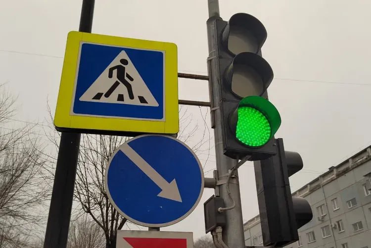 Тревожное начало мая: четыре ребенка травмированы на дорогах в Благовещенске В результате трех ДТП, произошедших на дорогах областного центра, четыре ребенка получили травмы различной степени тяжести, сообщили в пресс-службе Госавтоинспекции. Так, 1 мая на перекрестке улиц Горького и Шимановского водитель Honda Freed совершил наезд на двух пешеходов в числе которых один несовершеннолетний , переходивших дорогу на зеленый свет. Оба пострадавших госпитализированы. 4 мая произошло сразу два ДТП с участием несовершеннолетних. На регулируемом перекрестке Студенческой и Промышленной из-за нарушения правил дорожного движения столкнулись две машины Toyota Prius. Среди пяти пострадавших оказались двое детей-пассажиров 2008 и 2011 годов рождения . В тот же день автомобиль Honda Freed сбил 10-летнего велосипедиста на перекрестке Кантемирова и Игнатьевского шоссе. Ребенок проезжал пешеходный переход на велосипеде. В результате ДТП он получил травмы. ТЕЛЕПОРТ.РФ – здесь все об Амурской области Написать нам