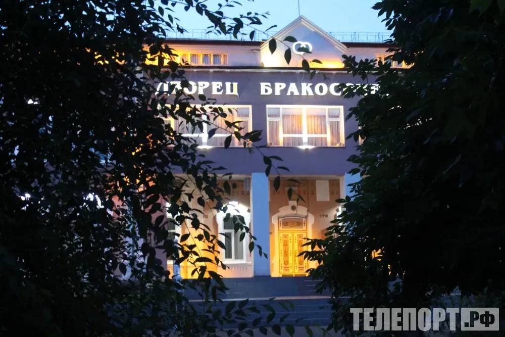 День рождения Благовещенска назвали привлекательной датой для свадеб В следующем году столица Амурской области отметит юбилей В 2026 году будет более 10 красивых дат для регистрации брака Первая из них наступит 26 января и она совпадает с неофициальным праздником Днем супругов В управлении ЗАГС Амурской области отметили что это отличный повод узаконить свои отношения и успеть подать заявление о регистрации брака Сделать это можно на портале Госуслуг Если вы планируете большое торжество и месяц для подготовки слишком маленький срок то не стоит печалится Предстоящий год полон удивительных и привлекательных дат обратились к амурчанам сотрудники ЗАГС Одной из таких дат назвали 170 летие Благовещенска Юбилейный день рождения город отметит в самом начале лета и это событие совпадает со стартом свадебного сезона Для тех кто еще не определился с датой бракосочетания ЗАГС опубликовал небольшую подборку 26 01 2026 понедельник 26 02 2026 четверг 26 03 2026 четверг 26 04 2026 воскресенье 26 05 2026 вторник 06 06 2026 суббота 26 06 2026 пятница 08 07 2026 День семьи любви и верности среда 26 07 2026 воскресенье 26 08 2026 среда 26 09 2026 суббота 26 10 2026 понедельник 26 11 2026 четверг 26 12 2026 суббота В управлении ЗАГС Амурской области напомнили что заявление на регистрацию можно подать за год до даты бракосочетания ТЕЛЕПОРТ РФ здесь все об Амурской области  Мы в МАХ  Написать нам