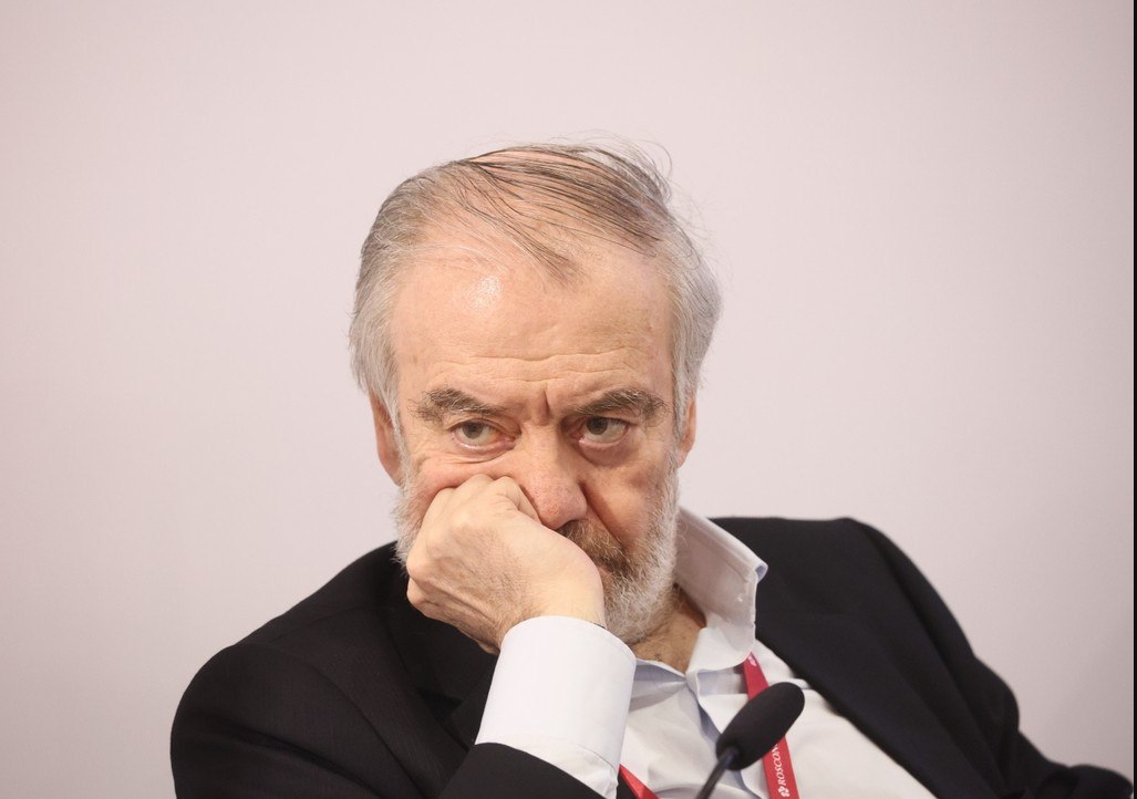 Валерий Гергиев сравнил билетных спекулянтов с колумбийской мафией Они забрали половину дохода, утверждает гендиректор Большого театра и художественный руководитель Мариинского театра. «Трудятся тысячи артистов, а спекулянтов, ну может быть, десятки. Никакой колумбийской мафии не снится такой бизнес. К сожалению, для репутации нашей страны — это очень грязное пятно», — сообщил Гергиев. Он отметил, что с этим явлением борются. Руководство Большого театра на протяжении многих лет заявляет о проблемах со спекулянтами; они скупают билеты, а потом продают их по завышенной цене. В 2019 году в России приняли закон, который ограничил наценку на билеты у агентов 10%. Несмотря на это, для театрального рынка спекуляция остаётся проблемой, а накрутка достигает 200%. Подпишись на «Говорит Москва»