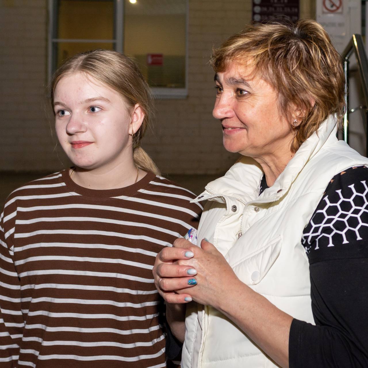 Сегодня ночью шесть курян вернулись домой  Это мирные жители Суджанского и Беловского районов. На Украине их содержали вместе с военнопленными.  Вчера в Москве земляков встретили Александр Хинштейн и Уполномоченный по правам человека в РФ Татьяна Москалькова. Сегодня в три часа ночи автобус с ними прибыл в Курск.  В ПВР всех прибывших сразу же осмотрели врачи. Работали психологи.   - Полученные ранения и долгие месяцы лишений не могли не сказаться на здоровье людей. Два человека сразу же были госпитализированы в стационар. Еще трое смогли воссоединиться с семьями, - сообщила врио министра здравоохранения региона Екатерина Письменная.   Минздрав Курской области держит на контроле состояние здоровья всех освобожденных курян.    ‍ С возвращением домой, друзья!   Фото с личной страницы Екатерины Письменной
