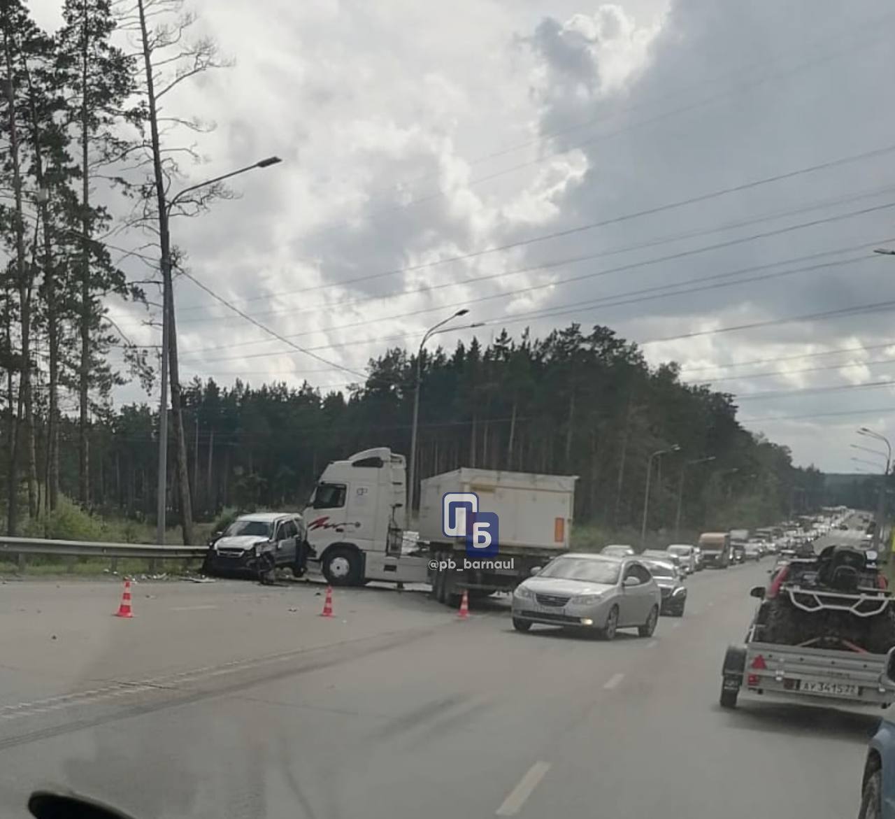 Барнаул 1 На Ленточном бору серьезное ДТП с участием фуру Сейчас движение в стороны Власихинской затруднено Подслушано Барнаул Подписаться Прислать новость